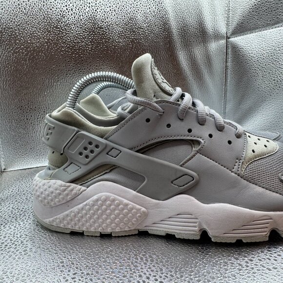 Size 9.5 - Nike‎ Air Huarache SE Runner Wolf Gray Womens Sneakers 634835-032 - Picture 2 of 10